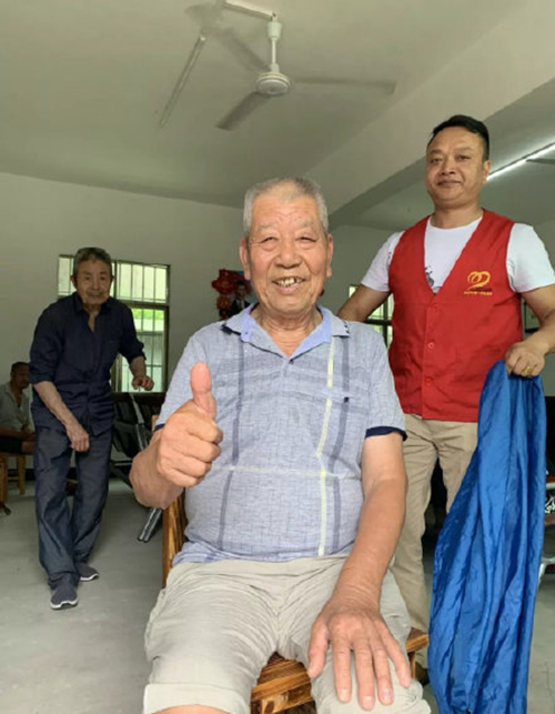 江西夫妻开店19年,公益一路同行,为孤寡老人和留守老人服务